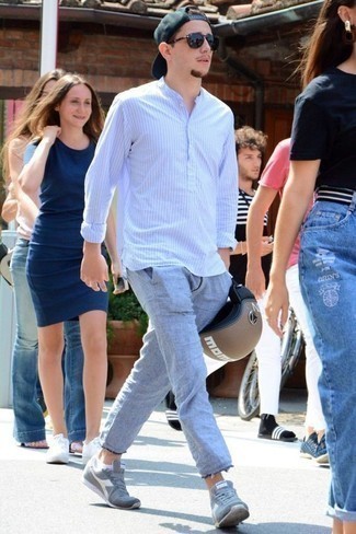 С чем носить голубые льняные брюки мужчине