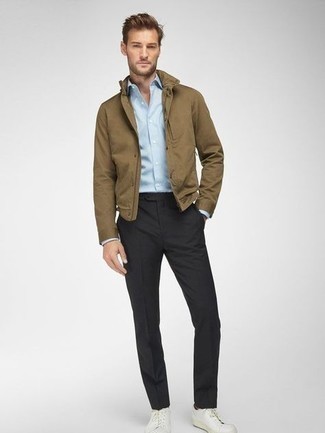 Как носить голубую рубашку с длинным рукавом с коричневым бомбером мужчине