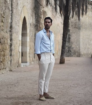 Какие эспадрильи носить с голубой рубашкой с длинным рукавом мужчине