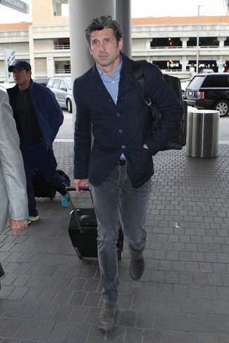 Как носить голубую рубашку с длинным рукавом с серыми джинсами мужчине