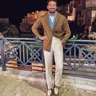 С чем носить голубую рубашку с длинным рукавом мужчине