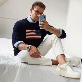 С чем носить голубую рубашку с длинным рукавом мужчине