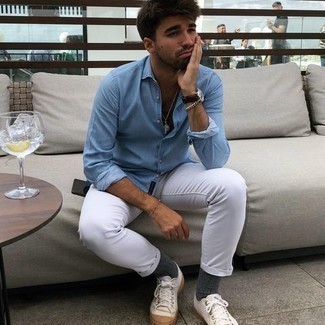 С чем носить голубую рубашку с длинным рукавом мужчине