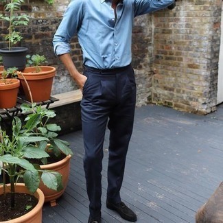 С чем носить голубую рубашку с длинным рукавом мужчине