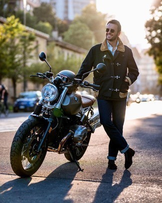 С чем носить голубую рубашку с длинным рукавом мужчине