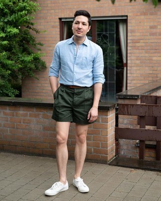Какие шорты носить с голубой рубашкой с длинным рукавом мужчине