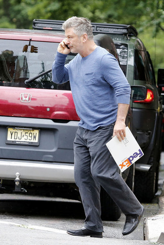 С чем носить голубую футболку с длинным рукавом мужчине