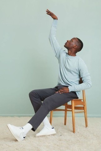 С чем носить голубую футболку с длинным рукавом мужчине