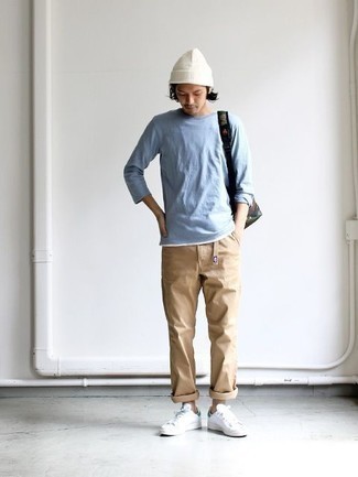 С чем носить голубую футболку с длинным рукавом мужчине