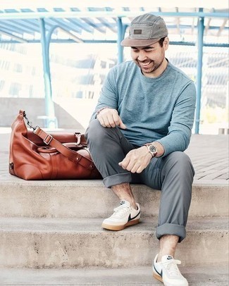 С чем носить голубую футболку с длинным рукавом мужчине