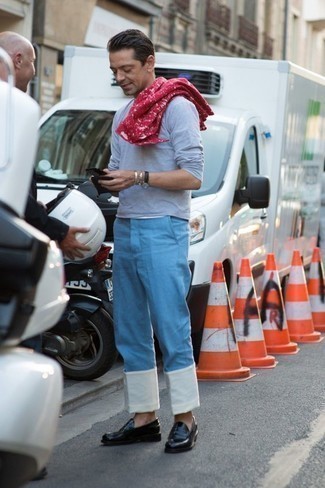 С чем носить голубую футболку с длинным рукавом мужчине