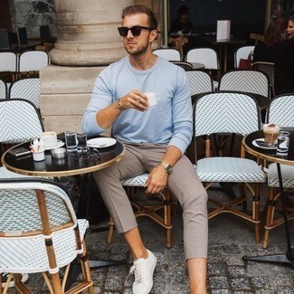 С чем носить голубую футболку с длинным рукавом мужчине