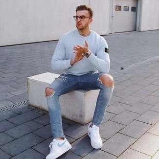 С чем носить голубую футболку с длинным рукавом мужчине