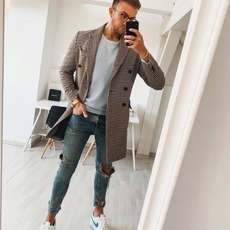 С чем носить голубую футболку с длинным рукавом мужчине