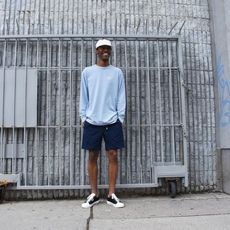 С чем носить голубую футболку с длинным рукавом мужчине