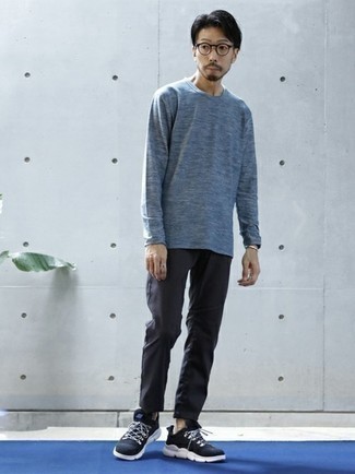 С чем носить голубую футболку с длинным рукавом мужчине