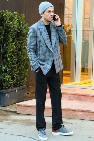 Какие пиджаки носить с голубыми низкими кедами мужчине