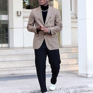 Какие пиджаки носить с голубыми низкими кедами мужчине