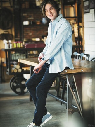 Какие брюки чинос носить с голубыми низкими кедами