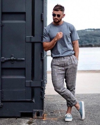 Какие брюки чинос носить с голубыми низкими кедами