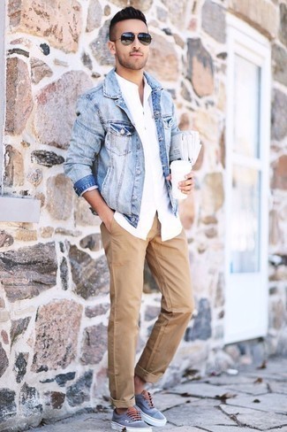 Какие брюки чинос носить с голубыми низкими кедами