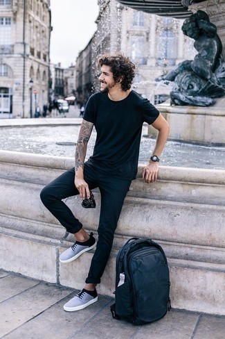 Какие брюки чинос носить с голубыми низкими кедами