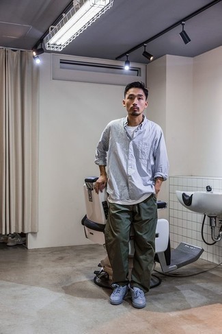 Какие брюки чинос носить с голубыми низкими кедами