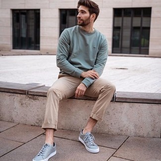 Какие брюки чинос носить с голубыми низкими кедами