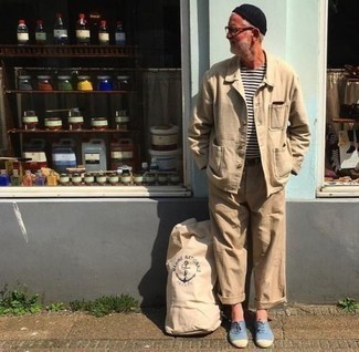 Какие брюки чинос носить с голубыми низкими кедами