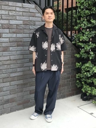 Какие брюки чинос носить с голубыми низкими кедами