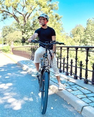 Какие брюки чинос носить с голубыми низкими кедами