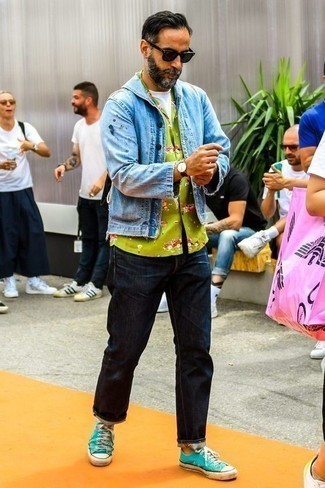 Какие джинсовые куртки носить с голубыми низкими кедами мужчине