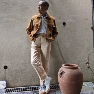 Какие джинсовые куртки носить с голубыми низкими кедами мужчине