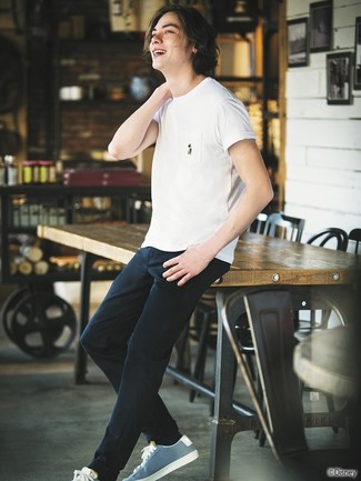 С чем носить голубые низкие кеды мужчине