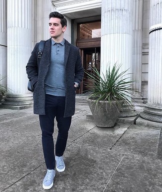 Какие длинные пальто носить с голубыми низкими кедами