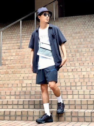 С чем носить голубую сумку почтальона