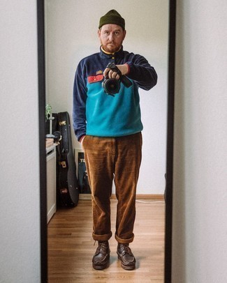 С чем носить голубой свитер с воротником на пуговицах