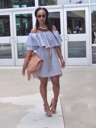 С чем носить голубое платье с открытыми плечами