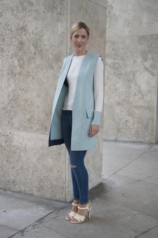 С чем носить голубую верхнюю одежду женщине