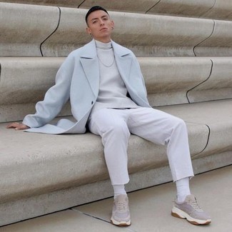 Какие джинсы носить с голубым длинным пальто