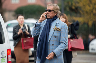 Какие рубашки с длинным рукавом носить с голубым длинным пальто