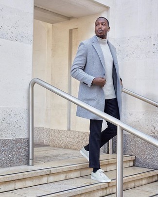 Какие низкие кеды носить с голубым длинным пальто