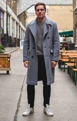 Как носить голубое длинное пальто с белыми низкими кедами