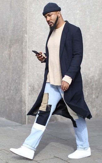 С чем носить голубые джинсы в стиле пэчворк мужчине