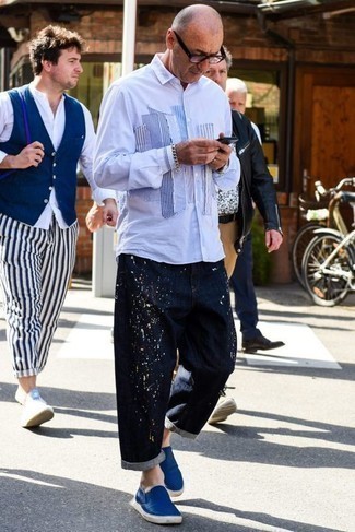 С чем носить голубую рубашку с длинным рукавом в стиле пэчворк мужчине