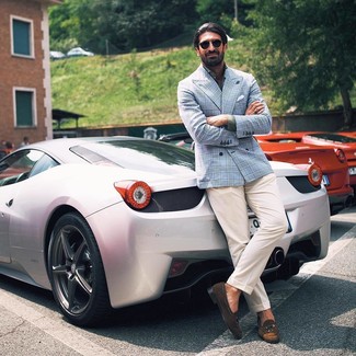 С чем носить голубой двубортный пиджак в шотландскую клетку мужчине