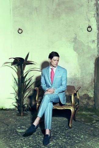 С чем носить голубые классические брюки в шотландскую клетку мужчине