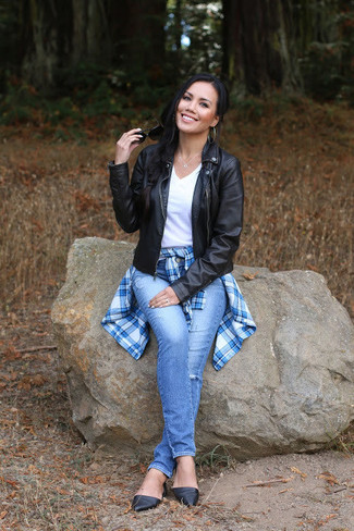 С чем носить голубую рубашку в шотландскую клетку женщине