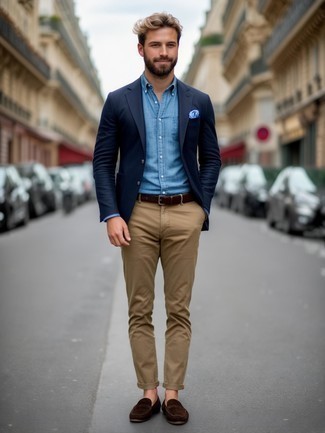 С чем носить голубой нагрудный платок