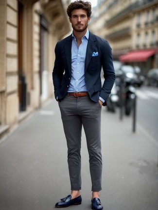 С чем носить голубой нагрудный платок